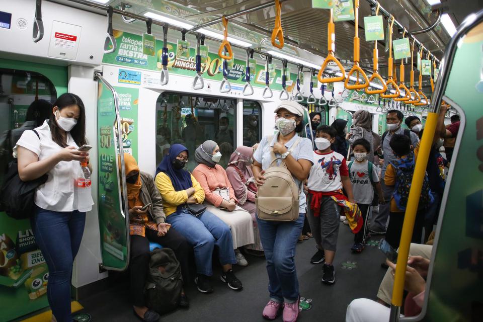 Penumpang menaiki MRT di Stasiun Bundaran HI, Jakarta, Jumat (6/5/2022).