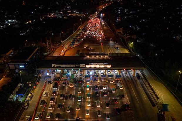 Foto udara kendaraan roda empat yang didominasi pemudik antre saat akan memasuki Gerbang Tol (GT) Banyumanik, Kota Semarang, Jawa Tengah, Jumat (6/5/2022) malam. Menurut data harian Posko Pengamanan Lebaran GT Banyumanik, pada Jumat (6/5) antara pukul 00: