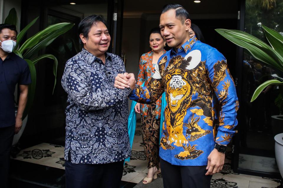 Ketua Umum Partai Golkar Airlangga Hartarto (kiri) berjabat tangan dengan Ketua Umum Partai Demokrat Agus Harimurti Yudhoyono (AHY) (kanan) usai melakukan pertemuan di Widya Candra, Jakarta, Sabtu (7/5/2022). 