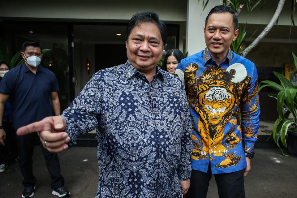 Ketua Umum Partai Golkar Airlangga Hartarto (kiri) berjalan bersama Ketua Umum Partai Demokrat Agus Harimurti Yudhoyono (AHY) (kanan) usai melakukan pertemuan di Widya Candra, Jakarta, Sabtu (7/5/2022). Pertemuan kedua ketua umum partai politik tersebut d