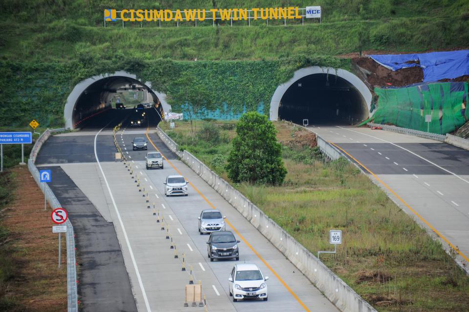 Kendaraan melintasi terowongan kembar di jalur fungsional Jalan Tol Cileunyi-Sumedang-Dawuan (Cisumdawu) di Pamulihan, Kabupaten Sumedang, Jawa Barat, Sabtu (7/5/2022). 