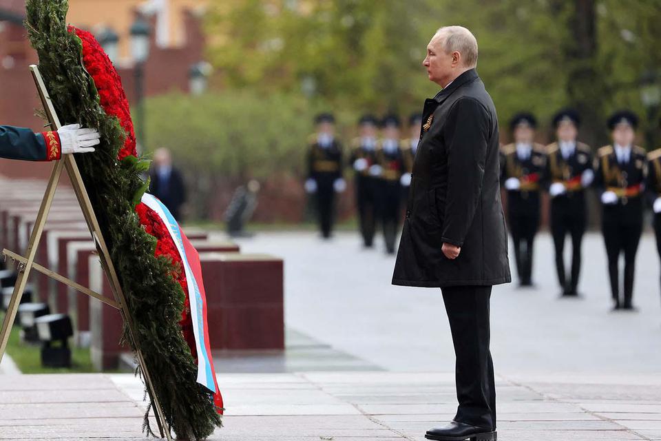 Presiden Rusia Vladimir Putin meletakan karangan bunga di Makam Prajurit Tak Dikenal pada Hari Kemenangan, yang memperingati 77 tahun kemenangan atas Nazi Jerman dalam Perang Dunia ke-2, di pusat Moskow, Rusia, Senin (9/5/2022).