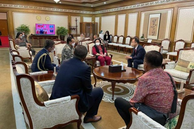 Presiden kelima Indonesia, Megawati Soekarnoputri, saat tiba di Seoul, Korea Selatan, Minggu (8/5) waktu setempat. Megawati direncanakan akan menghadiri pelantikan Presiden Korea Selatan, Yoon Suk Yeol, dan menerima penganugerahan gelar profesor kehormata