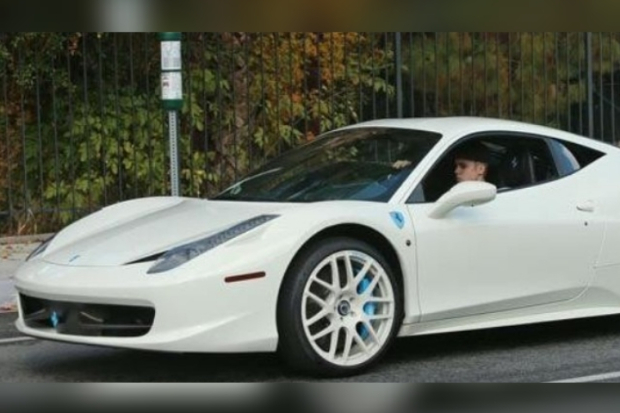 Justin Bieber dengan mobil Ferrari