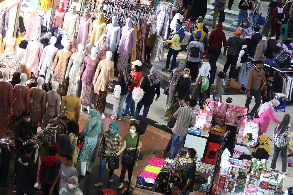 Warga berbelanja di Blok B Pasar Tanah Abang, Jakarta, Selasa (10/5/2022).