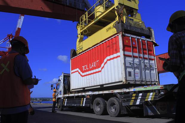 Petugas mengawasi penurunan kontainer berisi minyak goreng curah dari kapal tol laut saat tiba di Pelabuhan Tenau Kupang, NTT, Selasa (10/5/2022). Pemerintah Provinsi Nusa Tenggara Timur mendapatkan kiriman 300 ton minyak goreng curah dan 800 ton gula pas