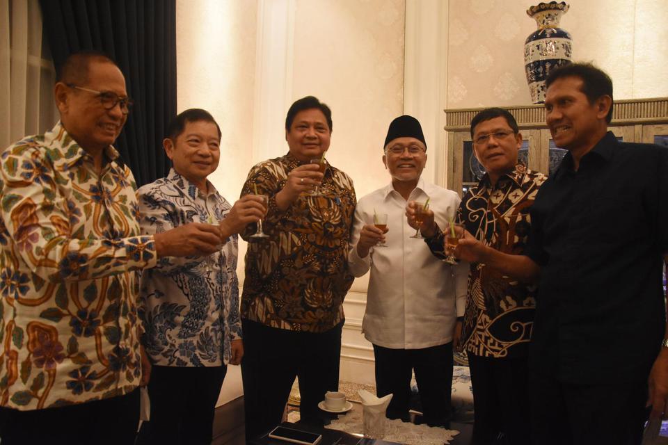 Ketua Umum Partai Golkar Airlangga Hartarto (ketiga kiri) berbincang dengan Ketua Umum PAN Zulkifli Hasan (ketiga kanan) dan Ketua Umum PPP Suharso Monoarfa (kedua kiri) didampingi jajaran pengurus partai saat mengelar pertemuan di Jakarta, Kamis (12/5/20