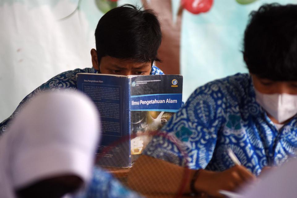 Sejumlah siswa mengikuti kegiatan belajar di SMPN 242 Jakarta, Kamis (12/5/2022). Pemerintah Provinsi DKI Jakarta tengah mengkaji proses pembelajaran secara daring guna mengantisipasi penyebaranÊpenyakit hepatitis akut dimana telah ditemukan 21 kasus duga