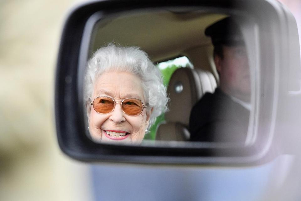 Toby Melville Ratu Inggris Elizabeth terpantul di kaca mobil, saat menyaksikan kompetisi kuda dihari kedua Pameran Kuda Royal Windsor dan Perayaan Jubilee Platinum di Windsor, Inggris, Jumat (13/5/2022).