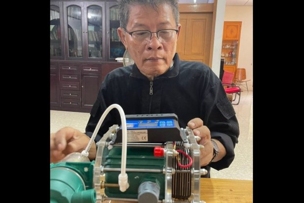 Aryanto Misel, warga asal Cirebon, Jawa Barat, penemu alat Nikuba yang diklaim bisa mengubah air menjadi bahan bakar yang dapat menggerakkan kendaraan bermotor.