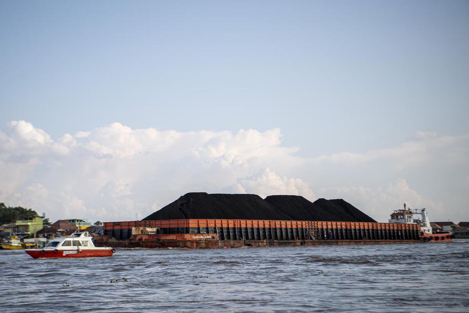Sebuah kapal tongkang pengangkut batu bara melintas di Sungai Musi, Palembang, Sumatera Selatan, Sabtu (14/5/2022). 