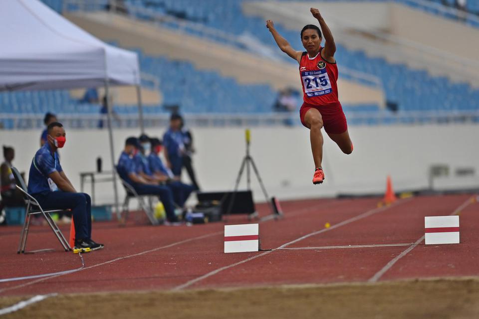 Atlet lompat jauh Maria Londa melakukan lompatan pada nomor lompat jangkit SEA Games 2021 Vietnam di Stadion Nasional My Dinh, Hanoi, Vietnam, Sabtu (14/5/2022). Maria Londa meraih medali perunggu dalam pertandingan tersebut dengan lompatan terbaik sejauh