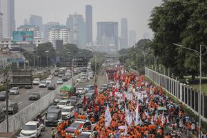 UNJUK RASA BURUH DI DEPAN GEDUNG DPR