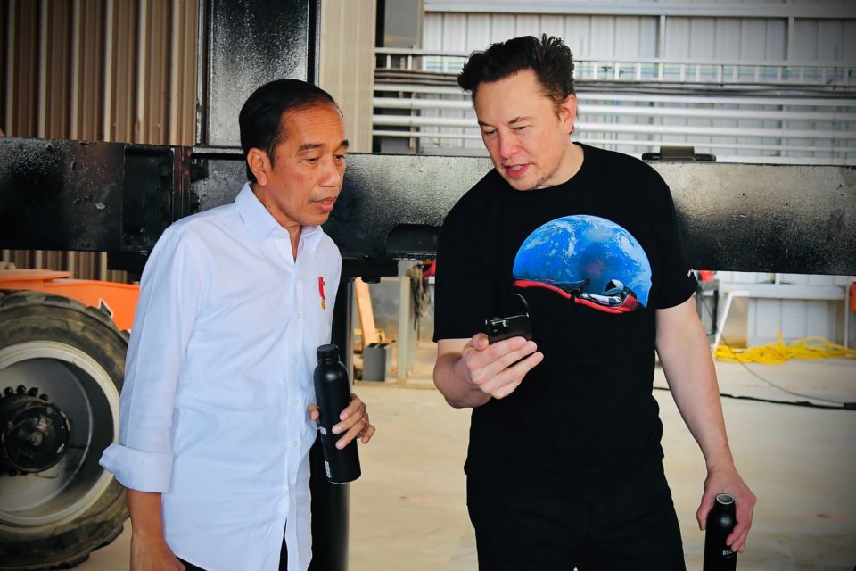 Gaya Santai Elon Musk Pakai Kaos Oblong Rp 435 Ribu Kala Temui Jokowi