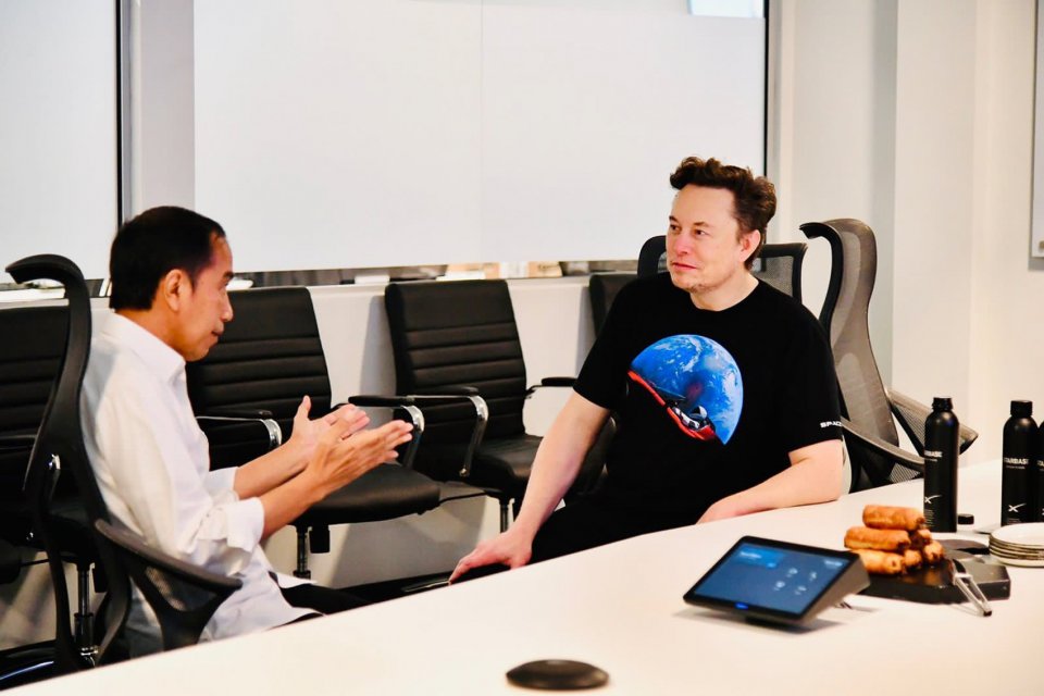 Presiden Joko Widodo berdiskusi dengan Elon Musk di Gedung Stargate Space X, Boca Chica, Amerika Serikat, Sabtu (14/05/2022). 