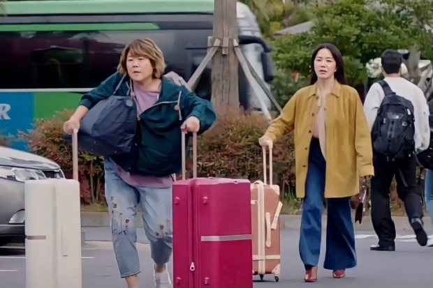 Lee Jung Eun dan Uhm Jung Hwa di Our Blues episode 12