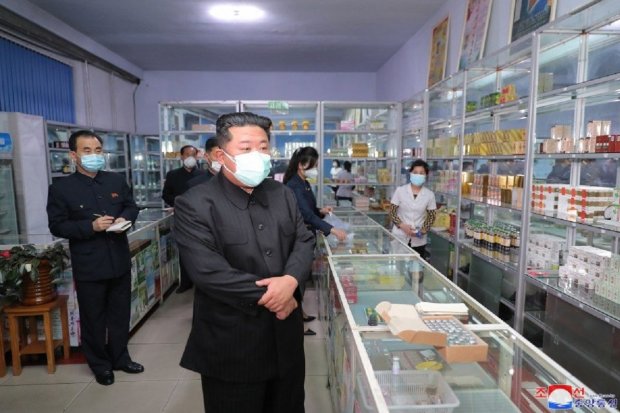 Pemimpin Korea Utara saat meninjau apotek guna menangani Covid-19. Foto: KCNA
