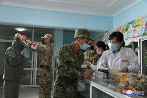 Personel militer Korea Utara mengamankan pasokan obat di sebuah apotek di Pyongyang. Foto: KCNA