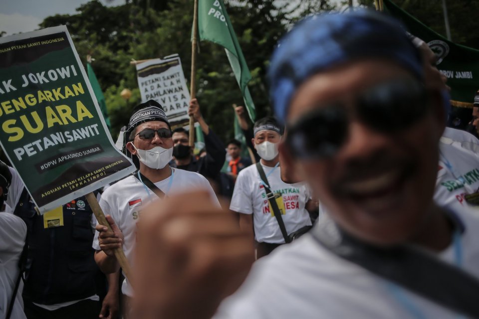 Asosiasi Petani Kelapa Sawit Indonesia (APKASINDO) melakukan aksi unjuk rasa di wilayah Patung Kuda, Jakarta, Selasa, (17/5/2022). Dalam aksi tersebut mereka menuntut pemerintah untuk mencabut larangan ekspor minyak goreng dan CPO yang diduga menyebabkan 