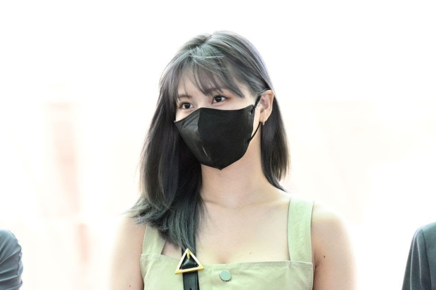 Momo TWICE di Bandara 