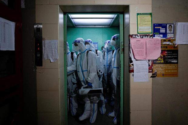 Aly Song Pekerja dengan alat pelindung diri saat menyemprotkan disinfektan di tengah pandemi COVID-19, di Shanghai, Cina, Rabu (18/5/2022).