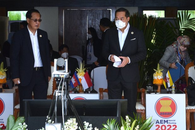 Menteri Perdagangan Muhammad Lutfi (kanan) dan Menteri Perdagangan Kamboja Pan Sorasak (kiri) bersiap mengikuti ASEAN Economic Ministers' Special Meeting 2022 di Badung, Bali, Rabu (18/5/2022). Pertemuan khusus para Menteri Ekonomi se-ASEAN itu digelar u