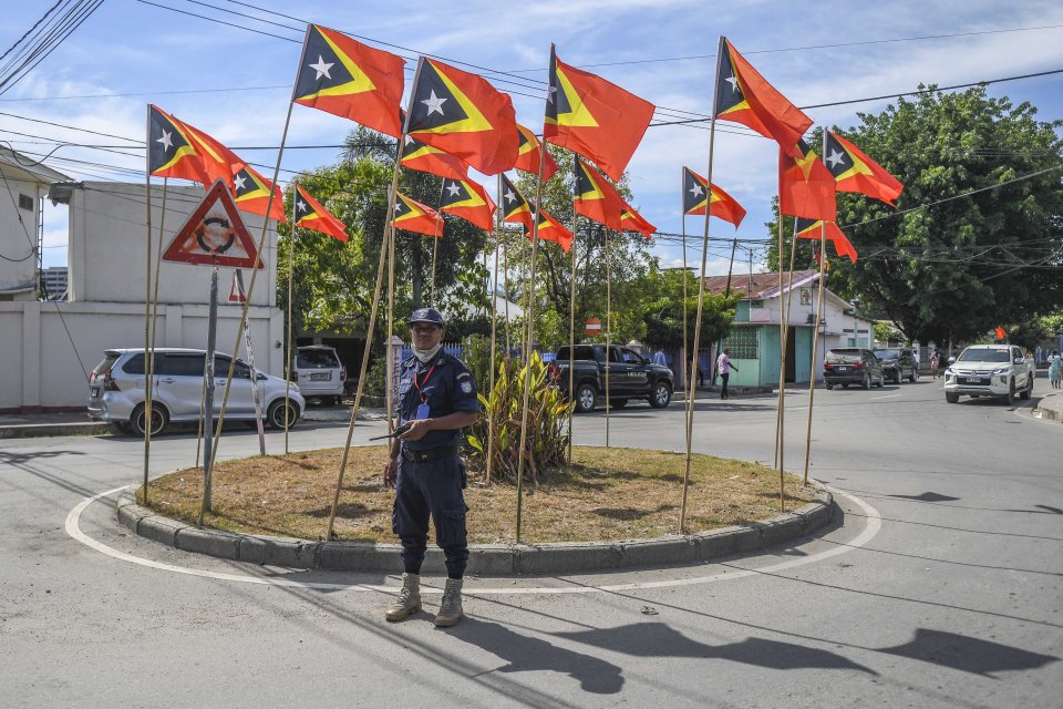 Petugas Polisi Nasional Timor Leste berjaga di Kawasan Gereja Katedral, Dili, Timor Leste, Rabu (18/5/2022). Menjelang pelantikan Presiden Timor Leste Jose Ramos Horta dan Perayaan 20 Tahun Restorasi Kemerdekaan Timor Leste, beberapa daerah di Timor Leste