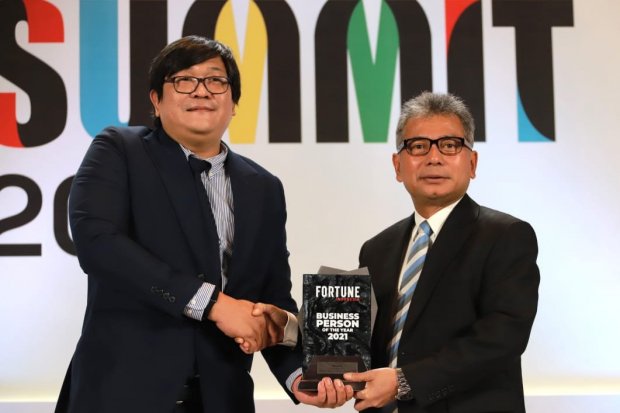 Direktur Utama BRI, Sunarso (kanan) saat menerima penghargaan sebagai Business Person of the Year dalam acara FORTUNE Indonesia Summit 2022. 