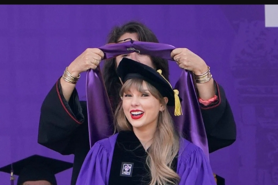 Taylor Swift Raih Gelar Kehormatan