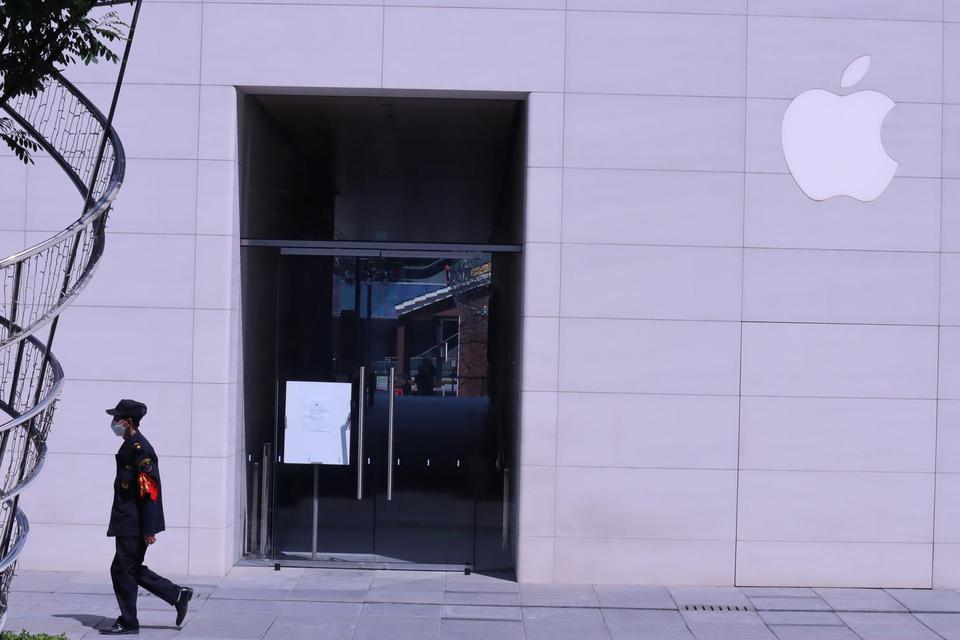 Salah satu gerai terbesar Apple di China yang berlokasi di pusat perbelanjaan internasional kenamaan Sanlitun masih tutup, Beijing, Rabu (18/5/2022). Separuh dari 200 perusahaan pemasok utama Apple di China berhenti beroperasi seiring dengan kebijakan nol