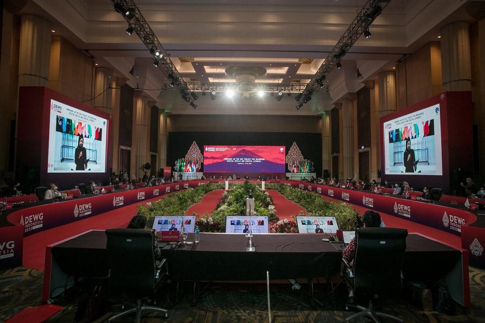 Peserta delegasi negara G20 mengikuti rapat pertemuan Digital Economy Working Group (DEWG) Presidensi G20 di Yogyakarta, Kamis (19/5/2022). Pertemuan DEWG Presidensi G20 hari ketiga mengangkat tema "Workshop on the G20 Toolkit Measuring Digital Skills an