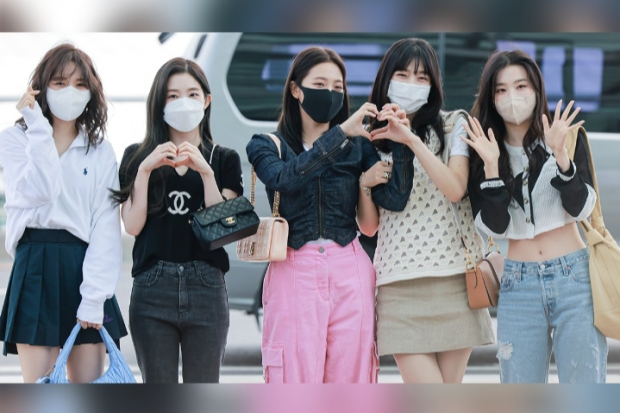 Red Velvet di bandara menuju ke Jakarta