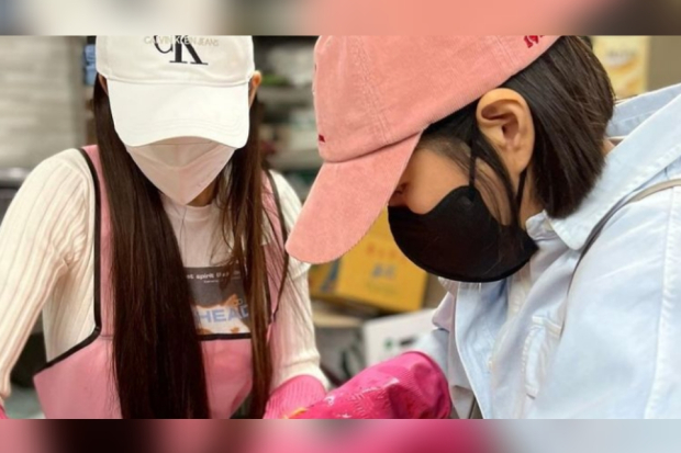 Song Ji A (topi putih)