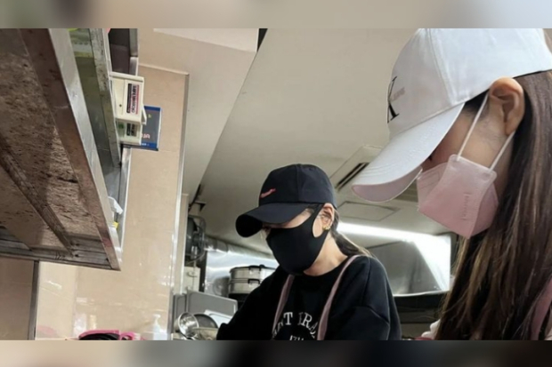 Song Ji A (topi putih) dan Kang Ye Won