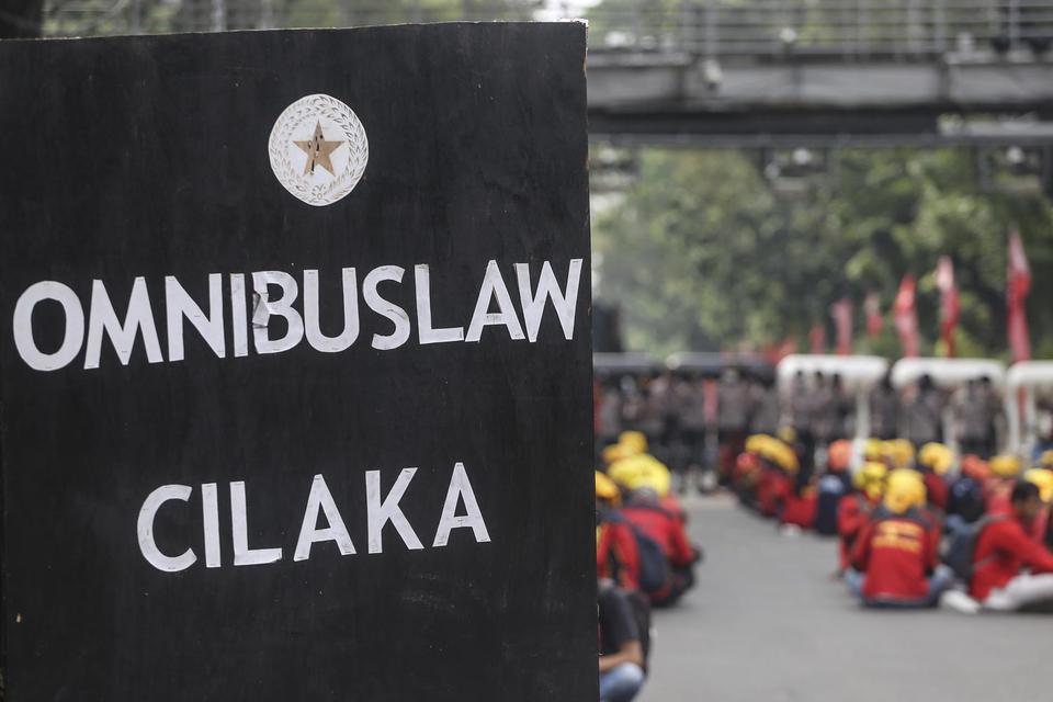 Massa dari Aliansi Gerakan Buruh Bersama Rakyat (Gebrak) bersama mahasiswa berunjuk rasa di Patung Kuda, Jakarta, Sabtu (21/5/2022). 