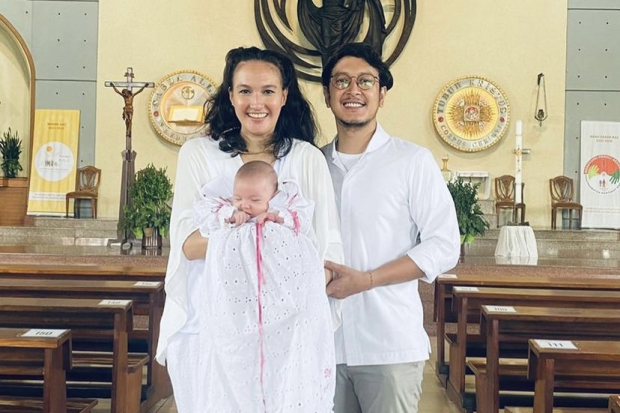 Anak Nadine Chandrawinata dan Dimas Anggara dibaptis