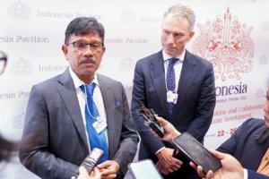 Menkominfo Johhny G Plate dan President Google Asia Pacifik Scoot Beamount di sela-sela acara World Economy Forum di Davos, Swiss