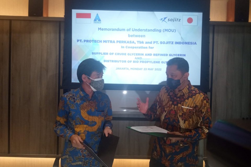 Presiden Direktur PT Protech Mitra Perkasa Tbk Bobby Gafur Umar (kanan) dan Direktur PT Sojitz Indonesia Shinji Aritomo menandatangani naskah kesepahaman (MoU) antara dua perusahaan membangun industri Bio Propylene Glycol (Bio PG) pada 2023 di Jakarta, Se