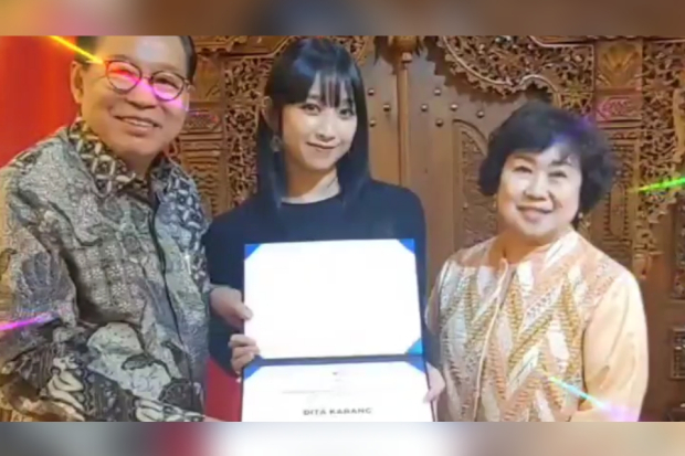 Dita Karang terima penghargaan dari Dubes Indonesia untuk Korsel