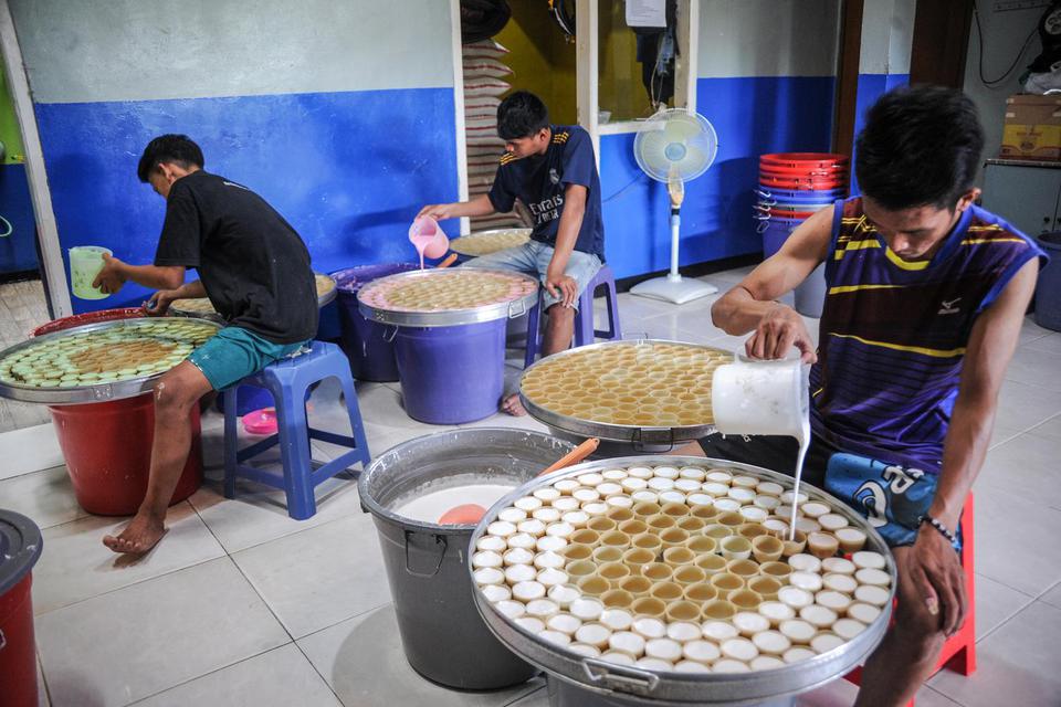 Pekerja menyelesaikan produksi kue apem di Cisanten Endah, Bandung, Jawa Barat, Selasa (24/5/2022). 