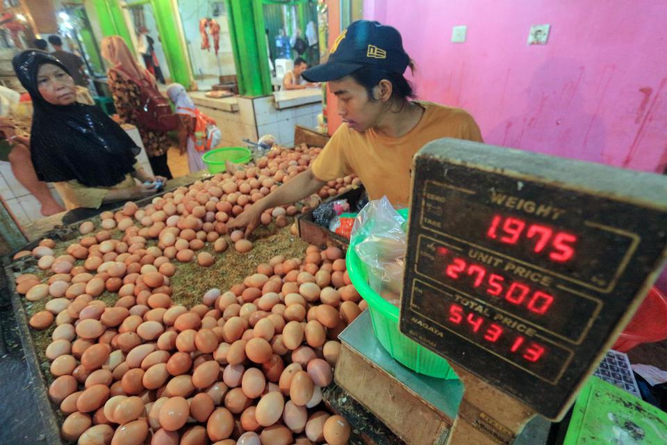 Pedagang telur melayani pembeli di Pasar Cibinong, Kabupaten Bogor, Jawa Barat, Rabu (25/5/2022). 