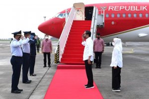 Presiden Joko Widodo di Bandara Soekarno-Hatta, Tangerang, pada Rabu (25/5), sesaat sebelum terbang ke Bali.