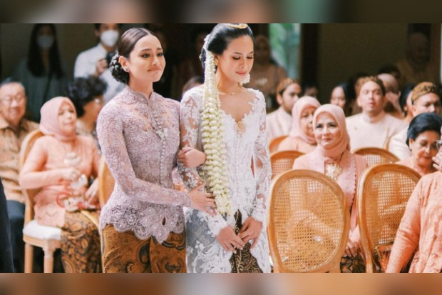 Amanda Khairunnisa dan Maudy Ayunda