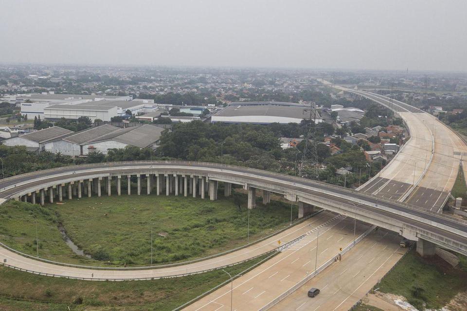 Foto udara pembangunan Tol Cibitung-Cilincing seksi 2 di Cibitung, Bekasi, Jawa Barat, Kamis (26/5/2022). Jembatan Tol CIbitung-Cilincing sepanjang 10,3 Kilometer yang menghubungkan wilayah Telaga Asih-Muara Bakti dan seksi 3 sepanjang 14,35 yang menghub