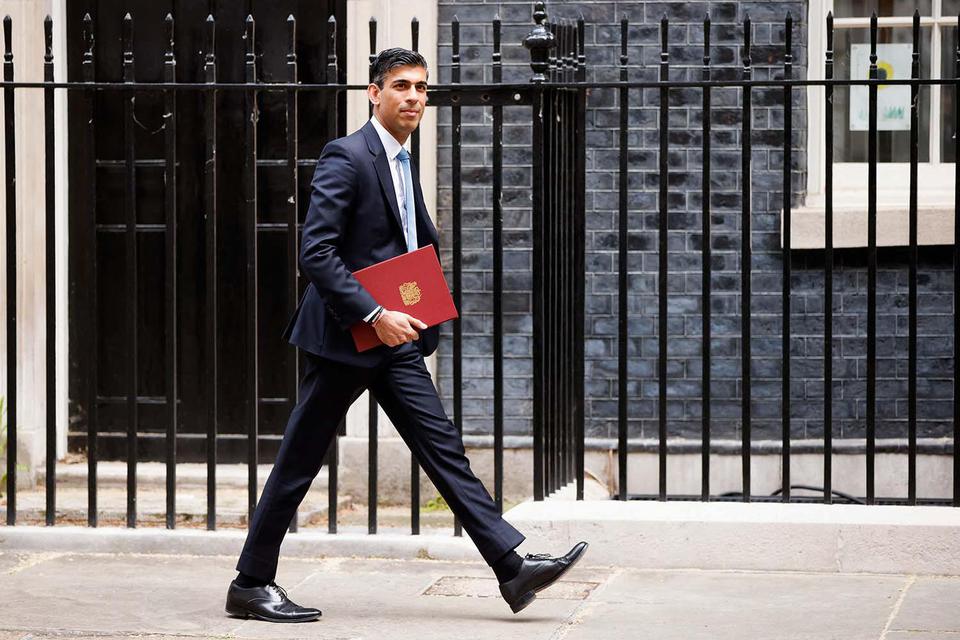 John Sibley Menteri Keuangan Inggris Rishi Sunak meninggalkan Downing Street, di London, Inggris, Kamis (26/5/2022).