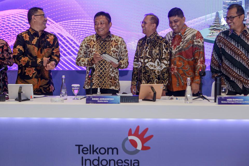 Direktur Utama Telkom Ririek Adriansyah (kedua kiri)