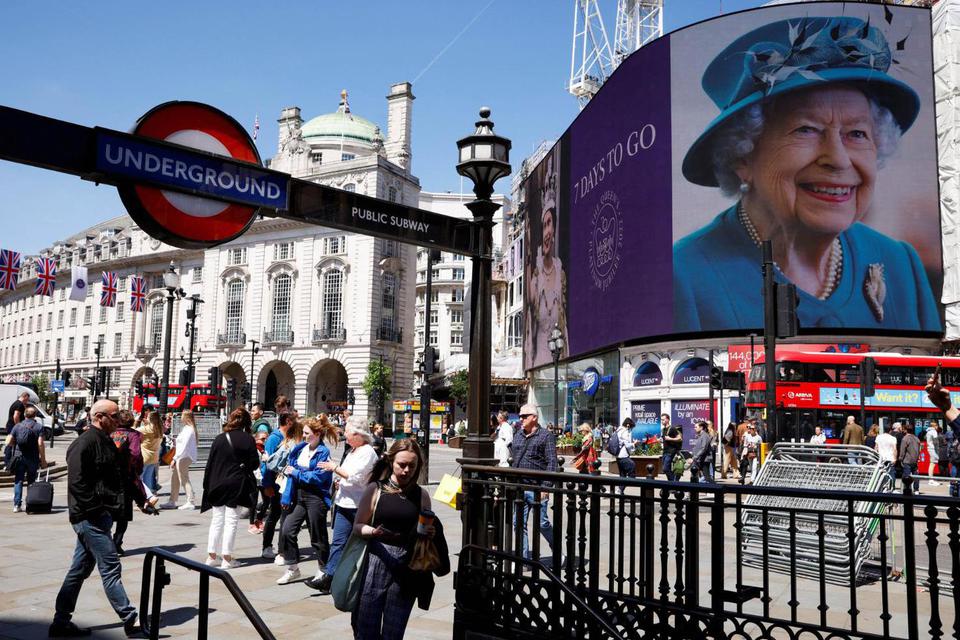 Tampilan hitung mundur 7 hari menuju Perayaan Platinum Ratu Elizabeth diperlihatkan di layar di Piccadilly Circus di London, Britania, Jumat (27/5/2022). (John Sibley)