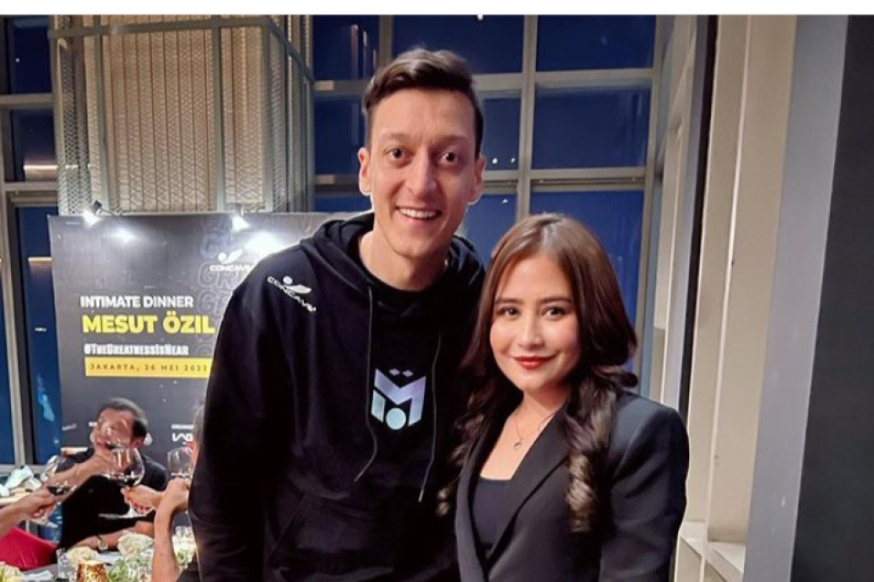 Mesut Ozil dan Prilly Latuconsina