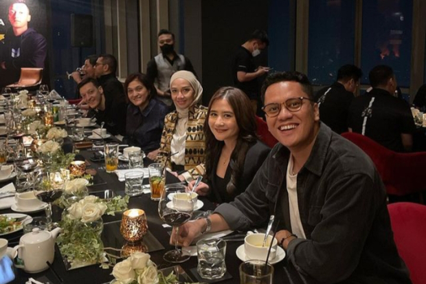 Prilly Latuconsina dan Arief Muhammad Dinner Bersama Mesut Ozil