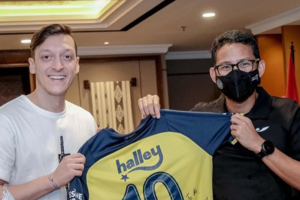 Mesut Ozil bersama Sandiaga Uno